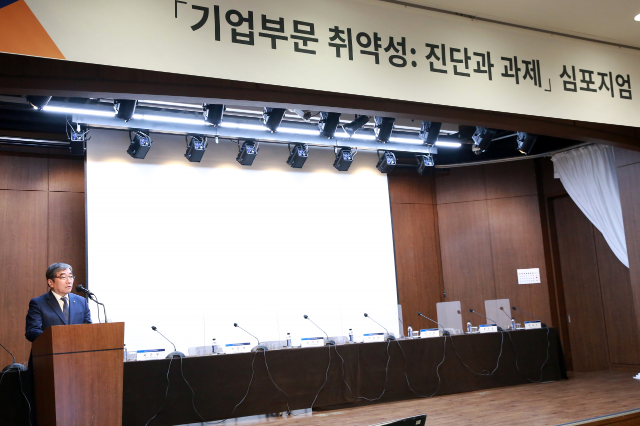 7일 오후 자본시장연구원 주최로 열린 심포지엄에서 축사를 하고 있는 윤석헌 금융감독원장. [사진=금감원]