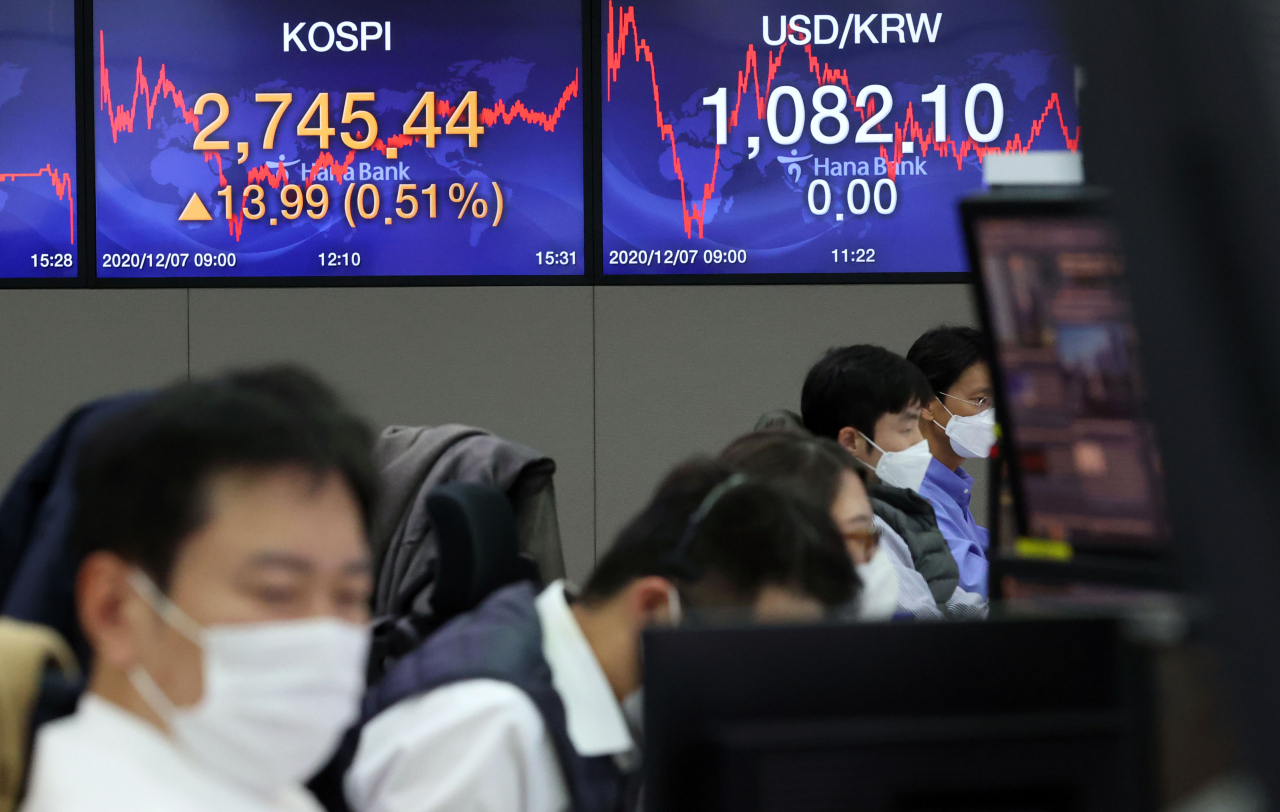 7일 오후 서울 중구 하나은행 본점 딜링룸에서 딜러들이 업무를 보고 있다. 이날 코스피 지수는 전 거래일 대비 13.99포인트 오른 2745.44에, 코스닥은 13.12포인트(1.44%) 오른 926.88에 장을 마감했다. 원·달러 환율은 1082.1원에 보합 마감했다. 연합뉴스