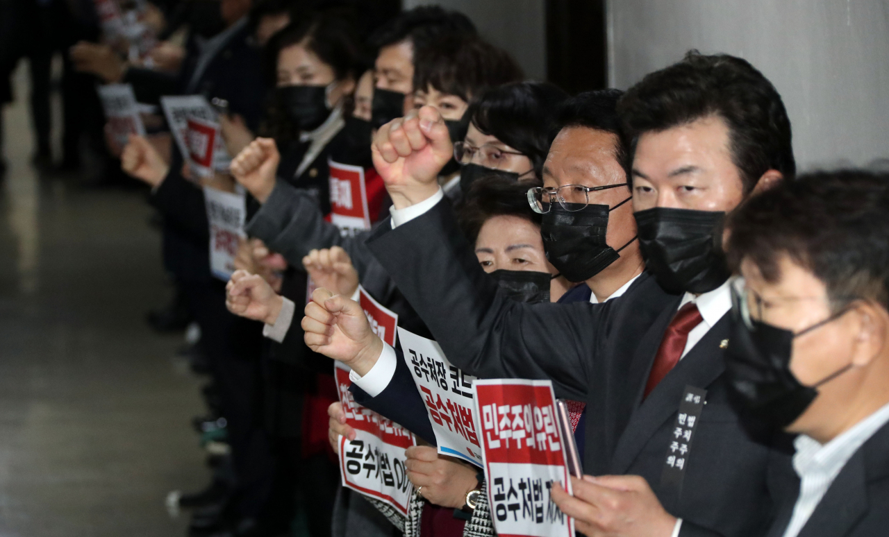 더불어민주당의 공수처법 개정안 강행처리에 항의하는 국민의힘 의원들이 7일 오후 법사위 법안심사1소위가 열리고 있는 국회 법제사법위원회 회의실 앞에서 구호를 외치고 있다. [헤럴드경제=이상섭 기자]