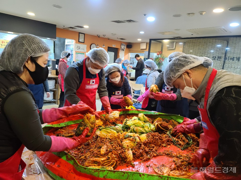 한통여협 관계자들이 탈북민을 위한 김장을 하고 있다.