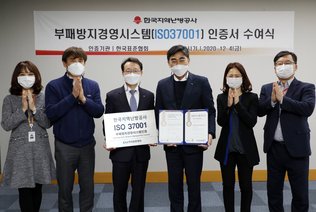 ISO 37001 인증서 수여식 사진(좌측 3번째 이경실 한난 부사장, 4번째 전진수 한국표준협회 전무이사))[한난제공]