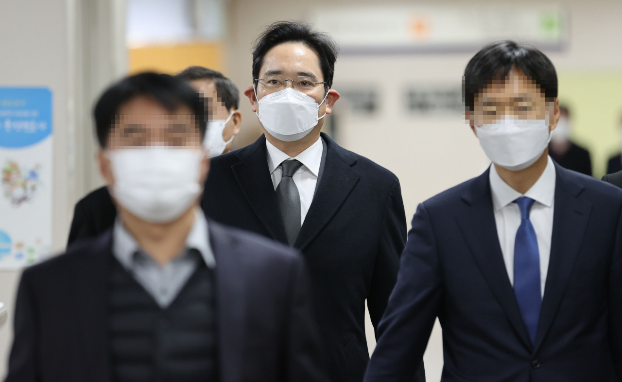 이재용 삼성전자 부회장이 7일 오후 서초동 서울고등법원에서 열리는 '국정농단' 사건 파기환송심 속행 공판에 출석하기 위해 법정으로 향하고 있다. 연합뉴스
