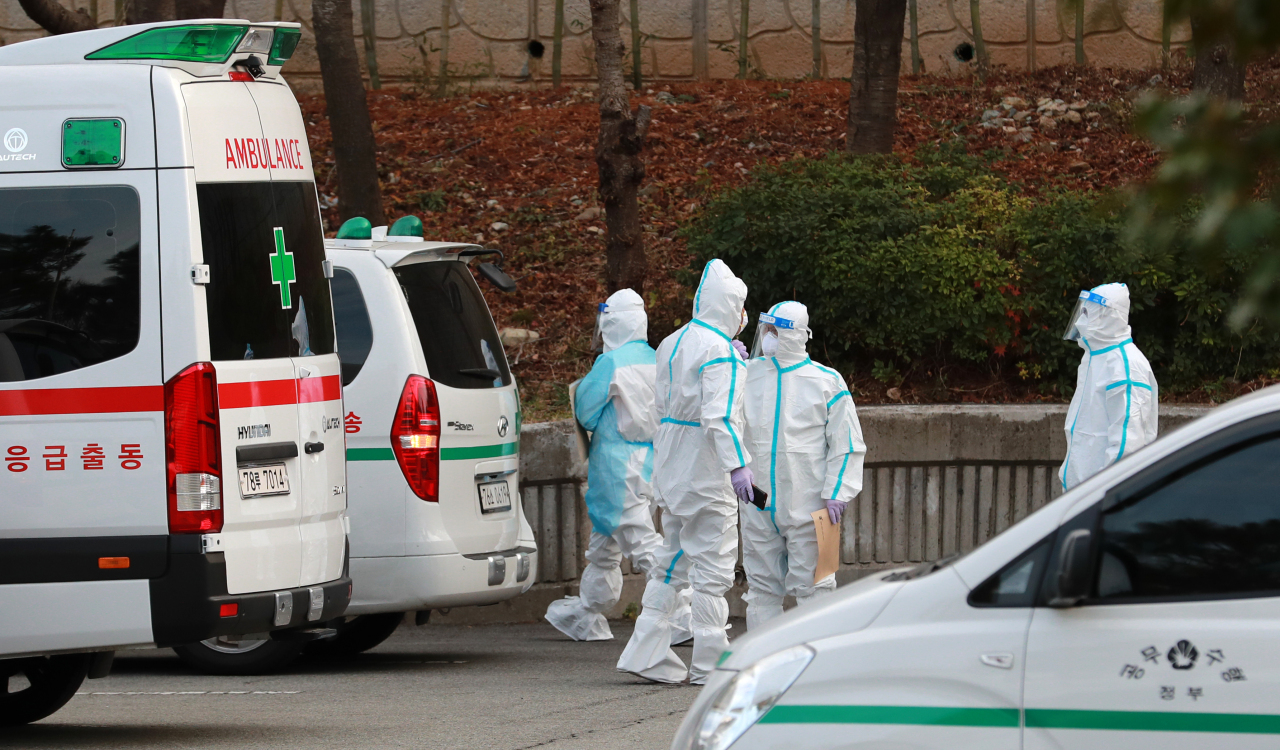 Photo shows patients at a Busan hospital being trasnferred to nearby cities last week as beds run short. (Yonhap)