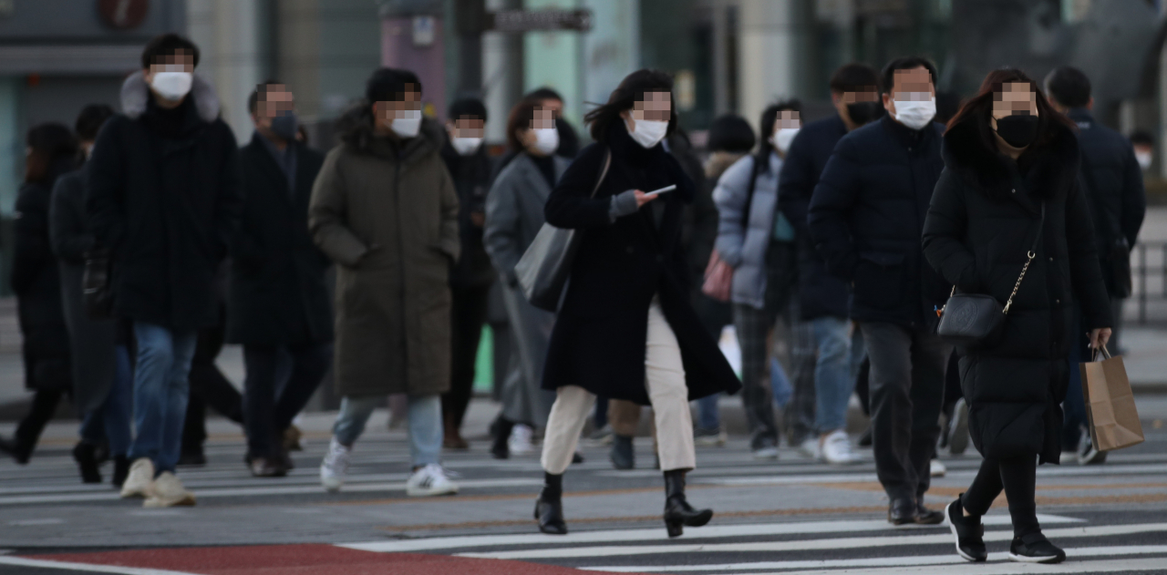전국 대부분 지역에서 아침 기온이 영하로 떨어져 매우 추운 날씨를 보인 지난 4일 오전 두꺼운 복장을 한 시민들이 서울 광화문사거리를 지나고 있다. [연합]