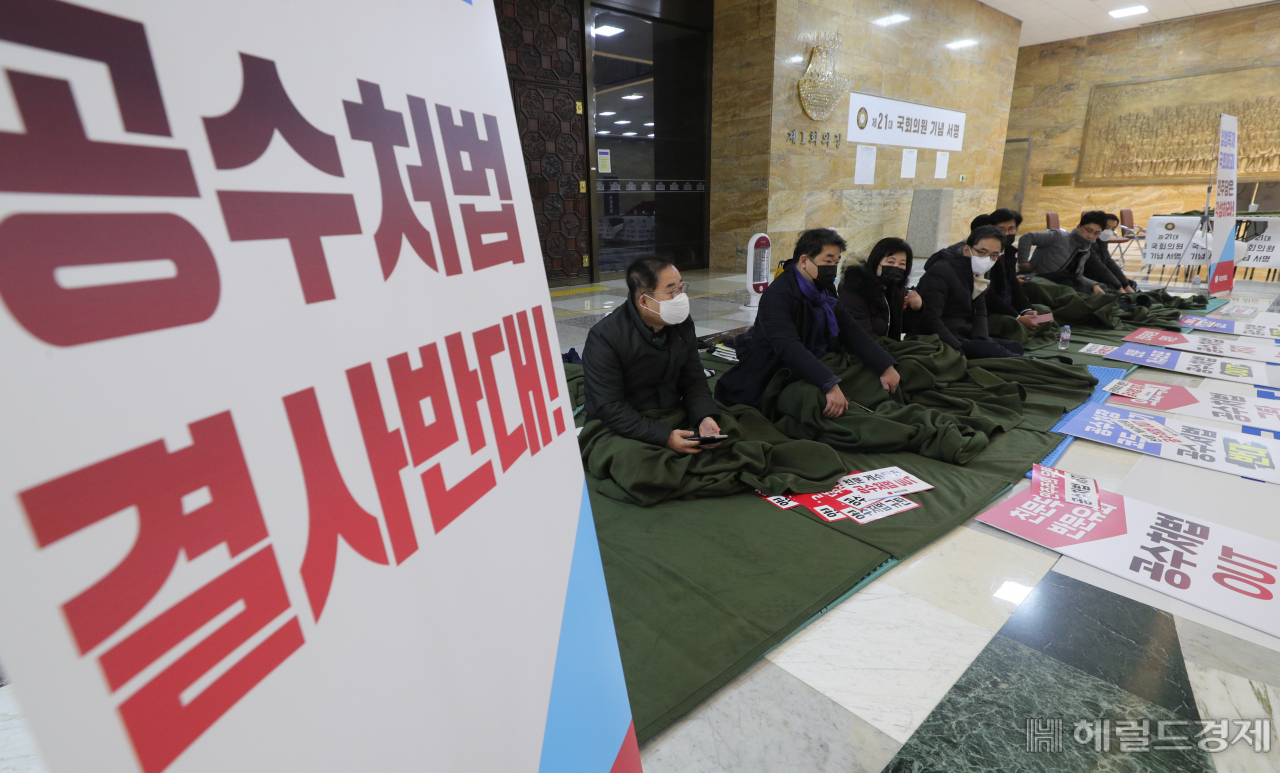 [헤럴드경제=이상섭 기자] 국민의힘 의원들이 8일 국회 본청 본회의장 앞에서 '더불어민주당의 공수처법 개정안 강행 처리 방침'에 반발하며 철야 농성을 벌이고 있다. babtong@heraldcorp.com