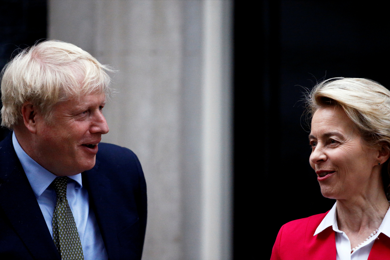 교착 상태에 빠진 유럽연합(EU)과 영국의 ‘브렉시트(Brexit, 영국의 EU 탈퇴)’ 미래 관계 협상의 막판 돌파구를 마련하기 위해 보리스 존슨(왼쪽) 영국 총리와 우르줄라 폰데어라이엔 EU 집행위원장이 며칠 내 직접 만날 예정이라고 7일(현지시간) 영국 정부가 밝혔다. [로이터]