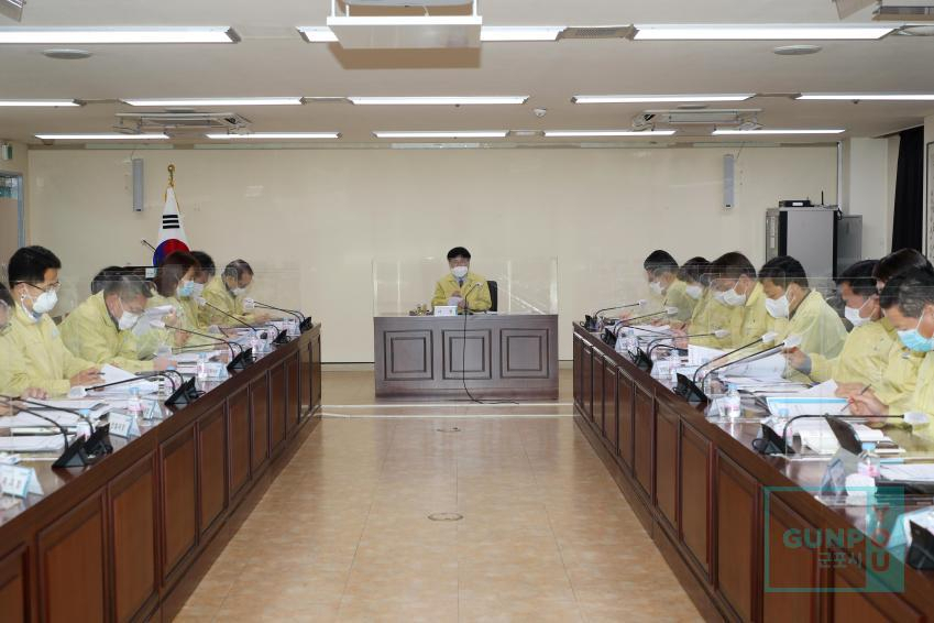 한대희 시장(가운데)이 간부회의를 주재하고 있다. [군포시 제공]
