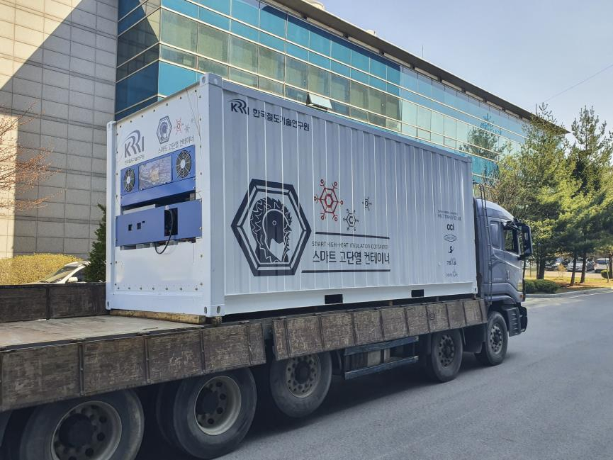 ‘배터리 하이브리드 스마트 고단열 컨테이너’ 도로 시운전 모습.[한국철도기술연구원 제공]