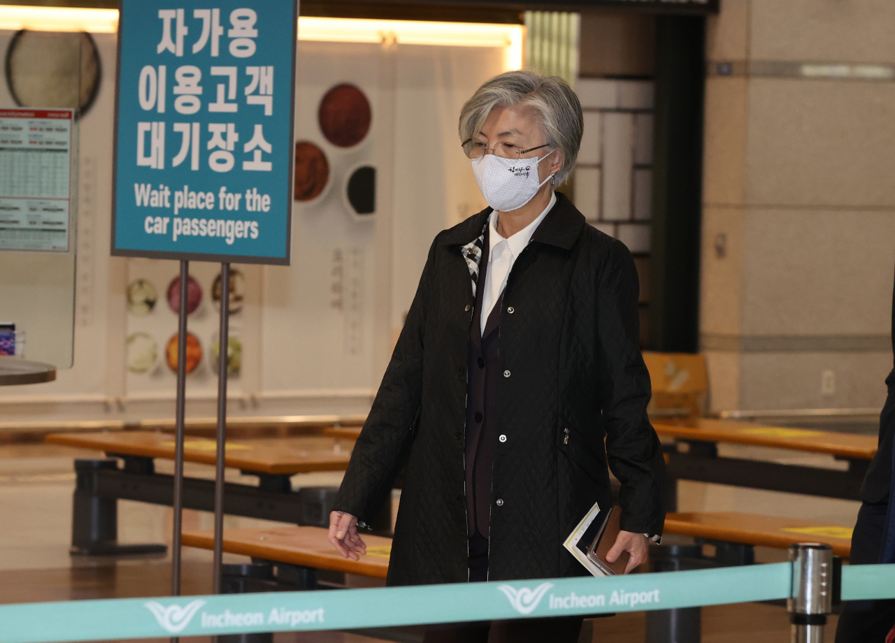강경화 외교부 장관이 지난 7일 오후 바레인과 아랍에미리트(UAE) 방문 일정을 마치고 인천국제공항 1터미널을 통해 귀국하고 있다. [연합]