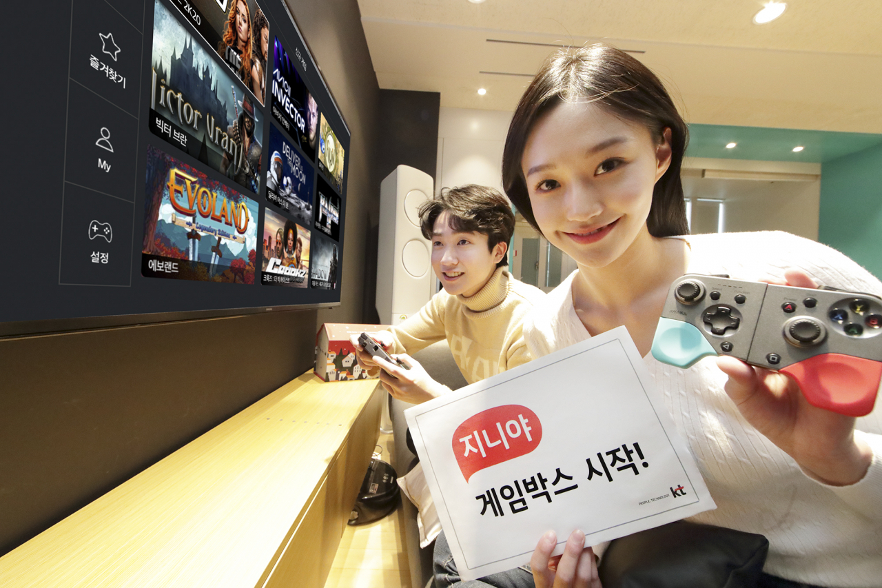 KT가 ‘기가지니 게임 박스’를 8일부터 서비스한다고 밝혔다. 사진은 모델이 ‘기가지니 게임박스’ 서비스를 소개하고 있는 모습. [KT 제공]