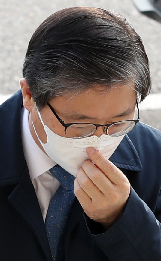 변창흠 국토교통부 장관 후보자가 7일 오전 과천 서울지방국토관리청으로 출근하고 있다. [연합]
