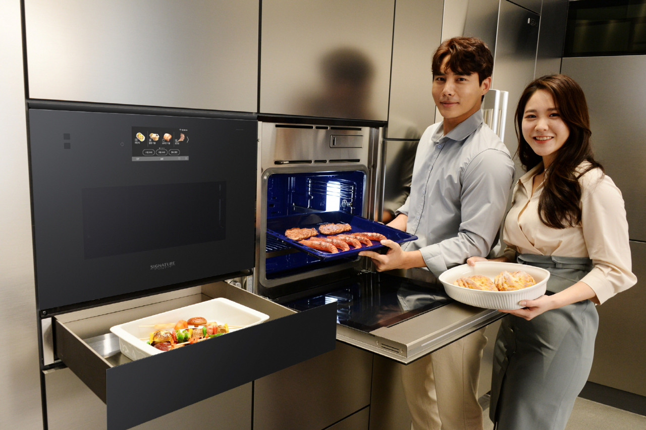 LG전자는 8일 편의성과 고급스런 디자인의 시그니처 키친 스위트 스팀오븐과 광파오븐을 출시했다. 모델들이 신제품을 소개하고 있다. 사진 왼쪽부터 시그니처 키친 스위트 광파오븐(모델명: MZ3217BGS)과 스팀오븐(모델명: LS271LM) [LG전자 제공]