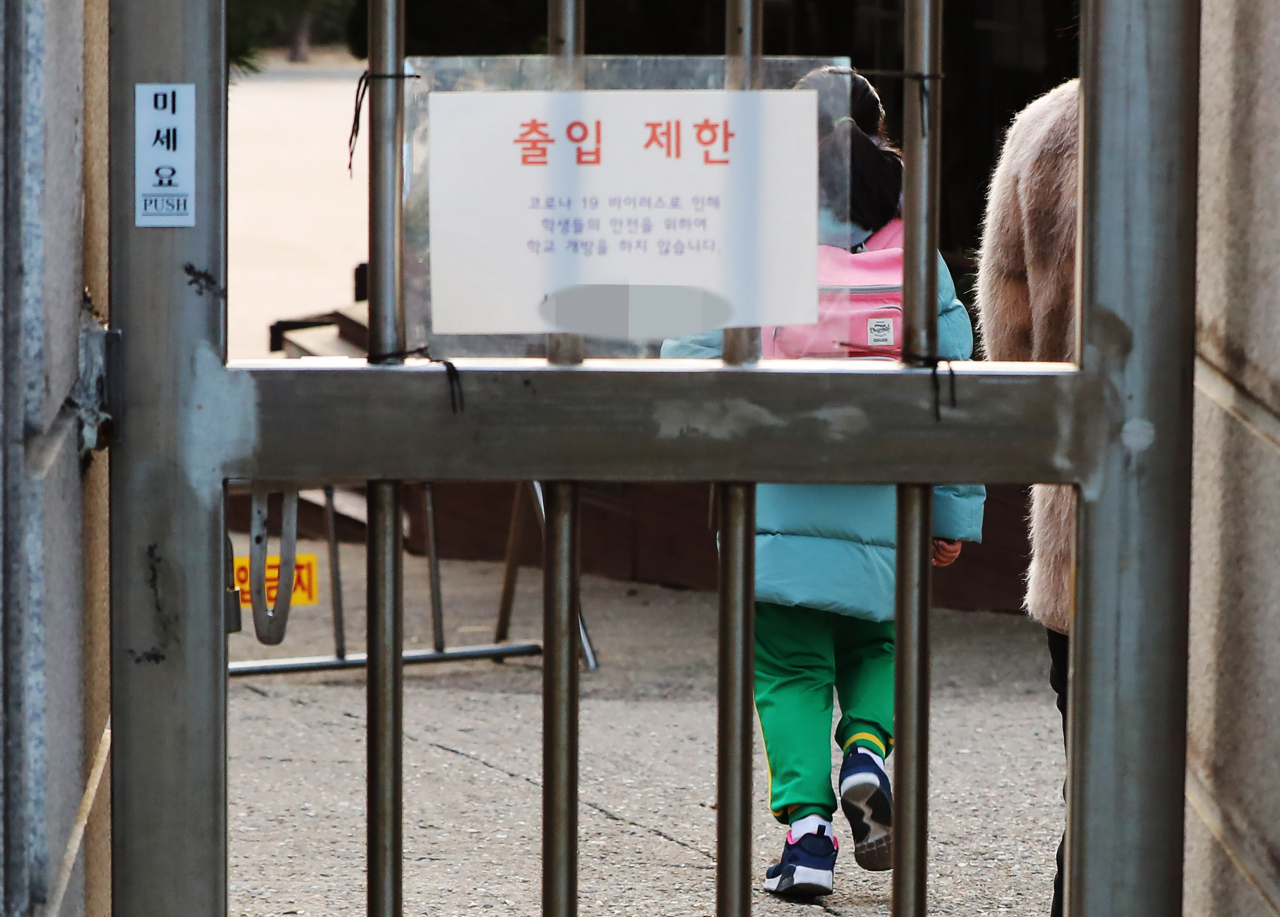 8일 오전 서울의 한 초등학교에서 한 어린이가 등교하고 있다. 수도권 지역의 코로나19 대응을 위한 사회적 거리두기가 이날 2.5단계로 격상됨에 따라 이들 지역 유치원과 초등학교, 중학교, 고등학교는 등교 인원 3분의 1 이하를 준수해야 한다. 연합뉴스