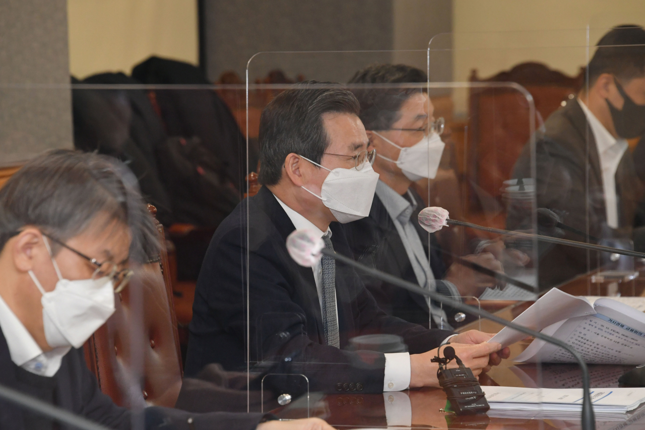 김용범 기획재정부 차관이 8일 서울 중구 은행회관에서 거시경제금융회의를 주재하고 있다. 김 차관은 이 자리에서 실물경제와 주식·부동산 등 자산시장의 괴리를 우려하며 부동산 시장 참가자들은 현재의 완화적 거시정책기조가 정상화될 가능성까지 감안해 냉철하게 판단해야 한다고 경고했다. [기획재정부 제공]