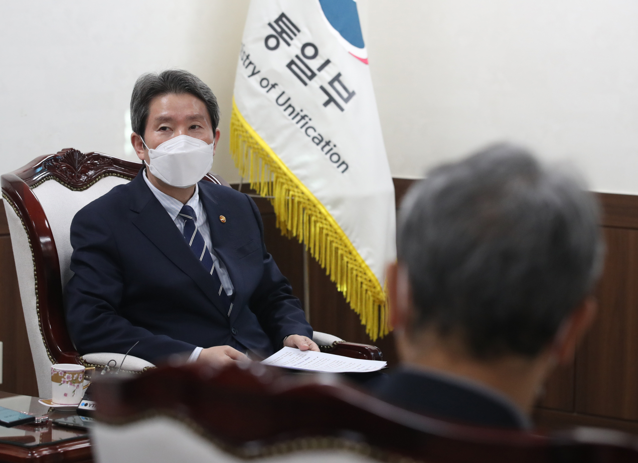 이인영 통일부 장관은 8일 라디오와의 인터뷰에서 코로나19와 관련한 남북협력 의지를 재확인했다. 이 장관은 지난 4일 이기범 대북협력민간단체협의회 회장 등 북민협 관계자들과 면담을 가졌다. [연합]