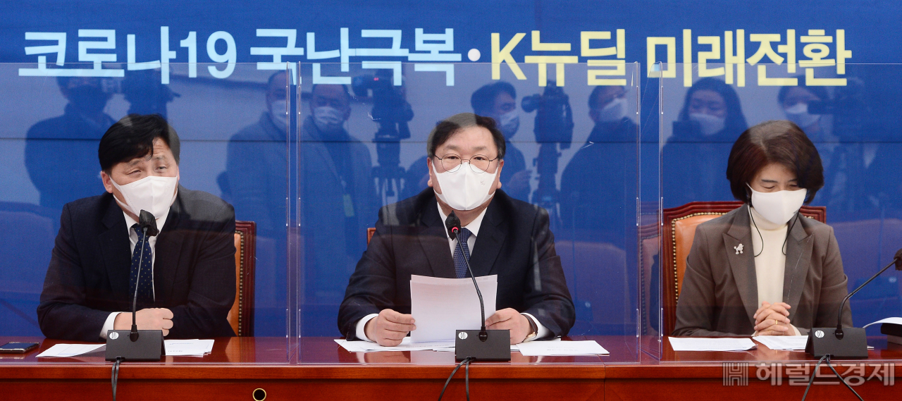 [헤럴드경제=이상섭 기자] 김태년 더불어민주당 원내대표가 8일 오전 서울 여의도 국회에서 열린 원내대책회의에서 발언하고 있다. babtong@heraldcorp.com
