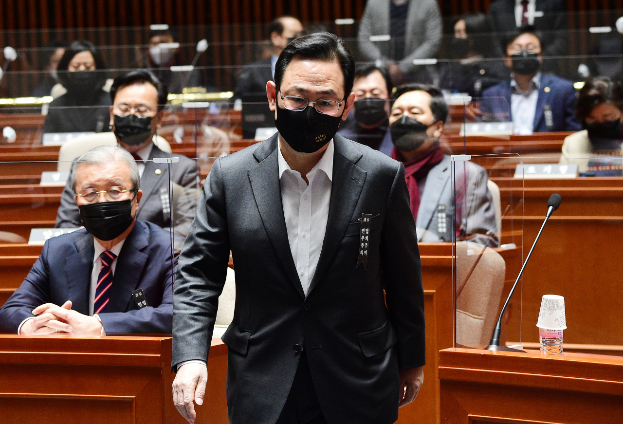 주호영 국민의힘 원내대표가 8일 오전 국회에서 열린 비상의원총회에서 발언을 하기위해 단상으로 이동하고 있다. [헤럴드경제=이상섭 기자]