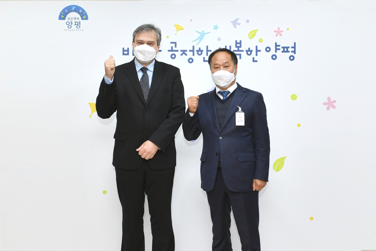 정동균(오른쪽) 양평군수가 다미르 쿠센 크로아티아 대사와 다양한 교류방안을 협의했다. [양평군 제공]