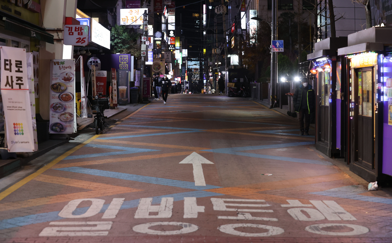 신종 코로나바이러스 감염증(코로나19) 확산으로 수도권 사회적 거리두기 2.5단계 격상을 하루 앞둔 7일 오후 서울 강남역 인근 번화가 거리가 한산한 모습을 보이고 있다. 연합뉴스