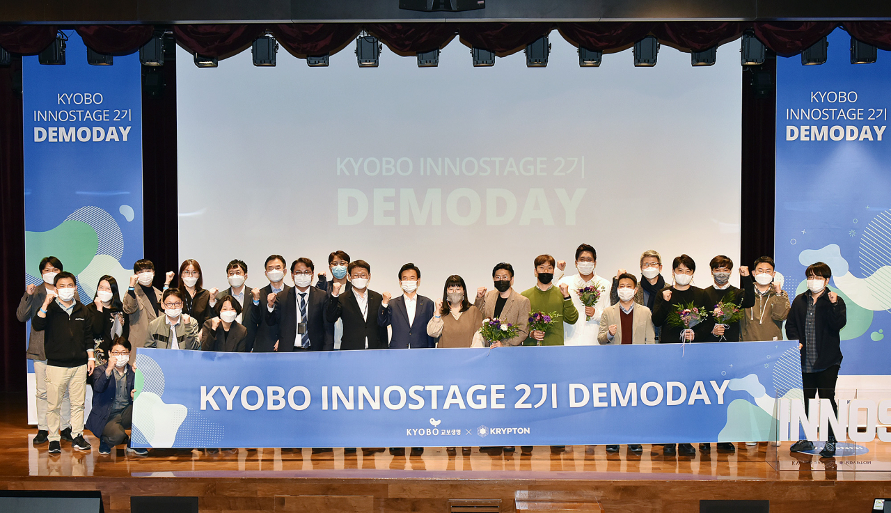 서울 종로구 교보생명빌딩에서 열린 '교보생명 이노스테이지 2기 데모데이'에서 윤열현 교보생명 사장과 스타트업 대표 및 관계자들이 기념사진을 촬영하고 있다.