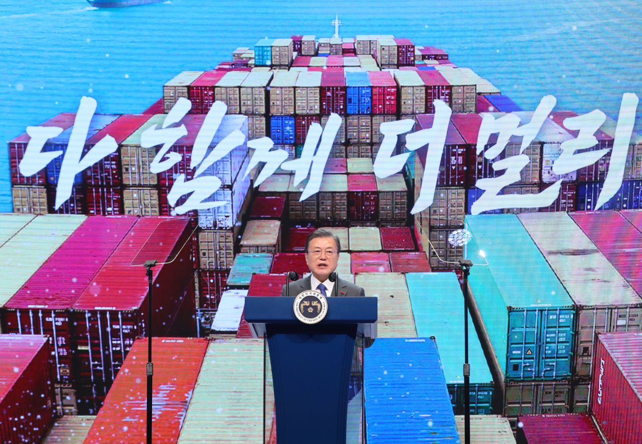 문재인 대통령이 8일 오전 서울 강남구 코엑스에서 열린 '제57회 무역의 날 기념식'에 참석해 축사를 하고 있다. [연합]