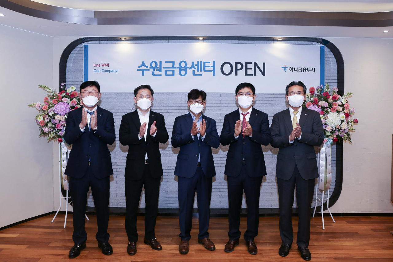 왼쪽부터 조일환 하나금융투자 BK추진본부장, 임상수 하나금융투자 금융상품추진본부장, 이종권 하나은행 수원금융센터지점 본부장, 송희주 하나금융투자 수원금융센터장, 강민선 하나금융투자 WM총괄본부장이 7일 수원금융센터 오픈식에 참석해 기념촬영을 하고 있다. [사진=하나금융투자]