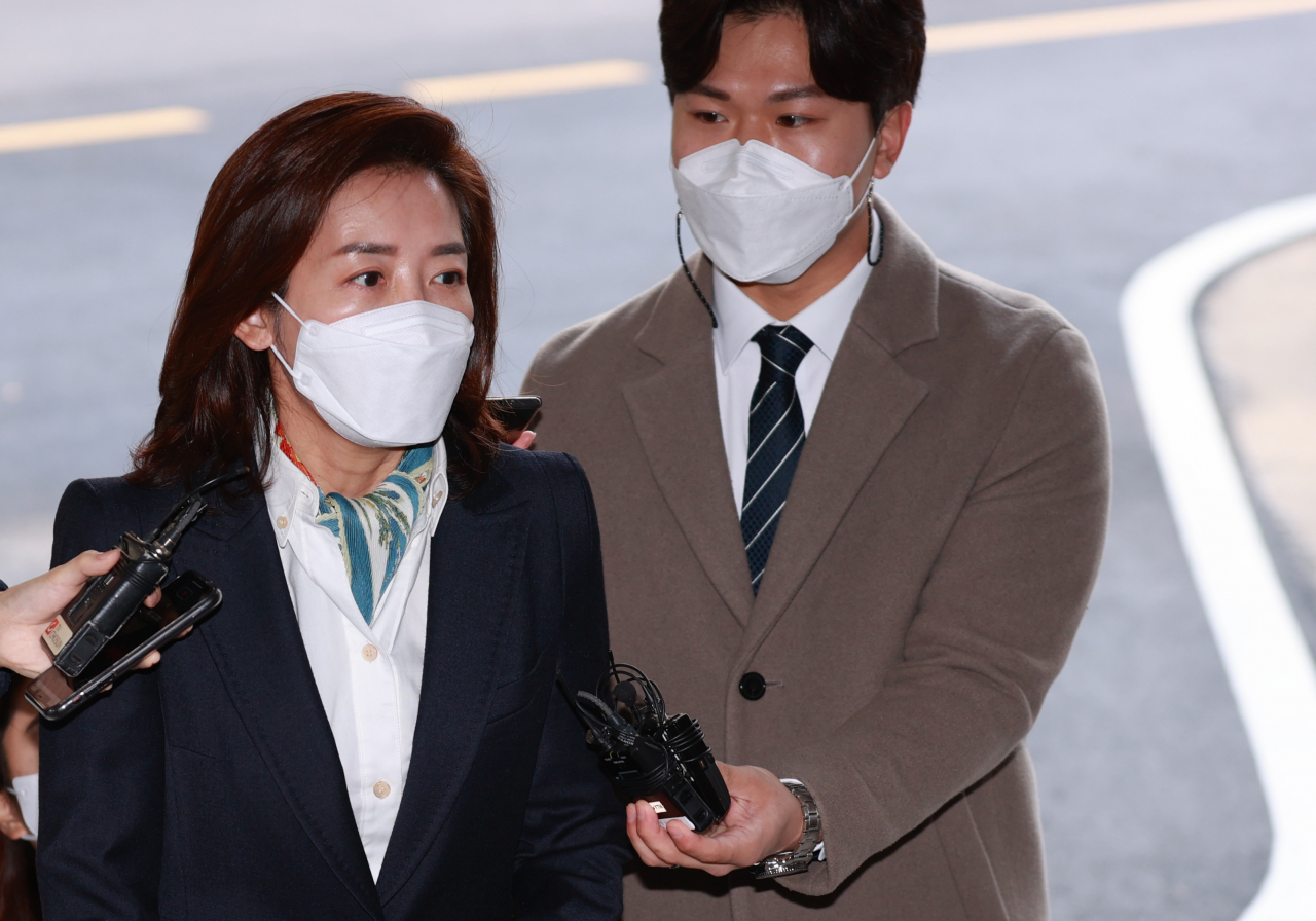 지난해 4월 발생한 '국회 패스트트랙(신속처리안건) 충돌 사건'으로 재판에 넘겨진 나경원 전 자유한국당(현 국민의힘) 원내대표가 16일 오전 서울 양천구 남부지방법원에서 열린 속행 공판에 출석하며 취재진의 질문에 답하고 있다. [연합]