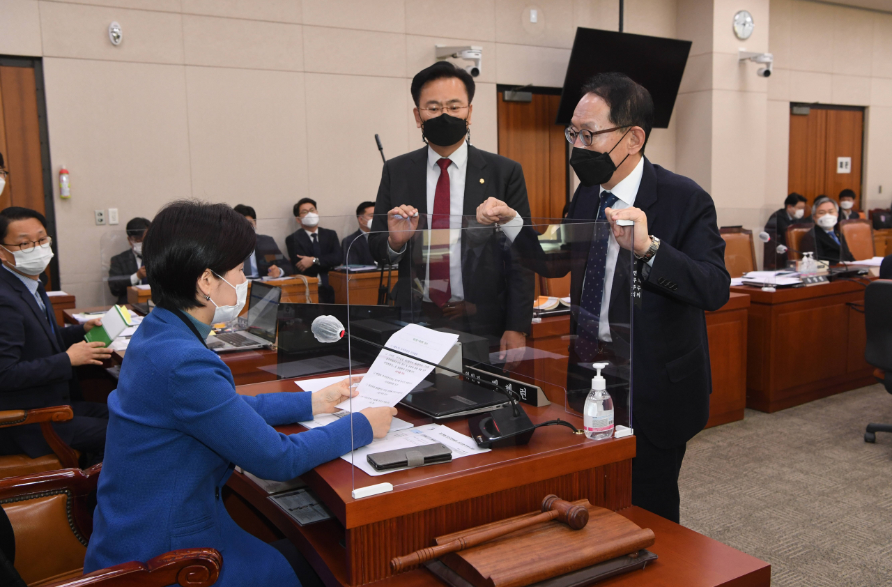 8일 오전 서울 여의도 국회 법제사법위원회에서 열린 '고위공직자범죄수사처 설치 및 운영에 관한 법률 일부개정법률안에 대한 안건조정위원회'에서 국민의힘 김도읍, 유상범 의원이 백혜련 위원장의 회의 비공개 조치에 항의하고 있다. [연합]