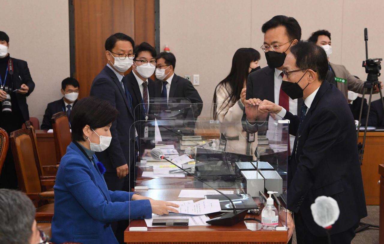 8일 오전 서울 여의도 국회 법제사법위원회에서 열린 '고위공직자범죄수사처 설치 및 운영에 관한 법률 일부개정법률안에 대한 안건조정위원회'에서 국민의힘 김도읍, 유상범 의원이 백혜련 위원장의 회의 비공개 조치에 항의하고 있다. [연합]