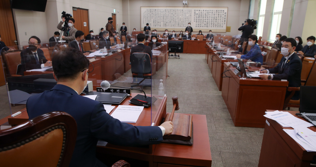 [헤럴드경제=이상섭 기자] 8일 오전 서울 여의도 국회 법제사법위원회에서 열린 '고위공직자범죄수사처 설치 및 운영에 관한 법률 일부개정법률안에 대한 안건조정위원회'에서 박범계 위원장 직무대행이 의사봉을 두드리고 있다. babtong@heraldcorp.com