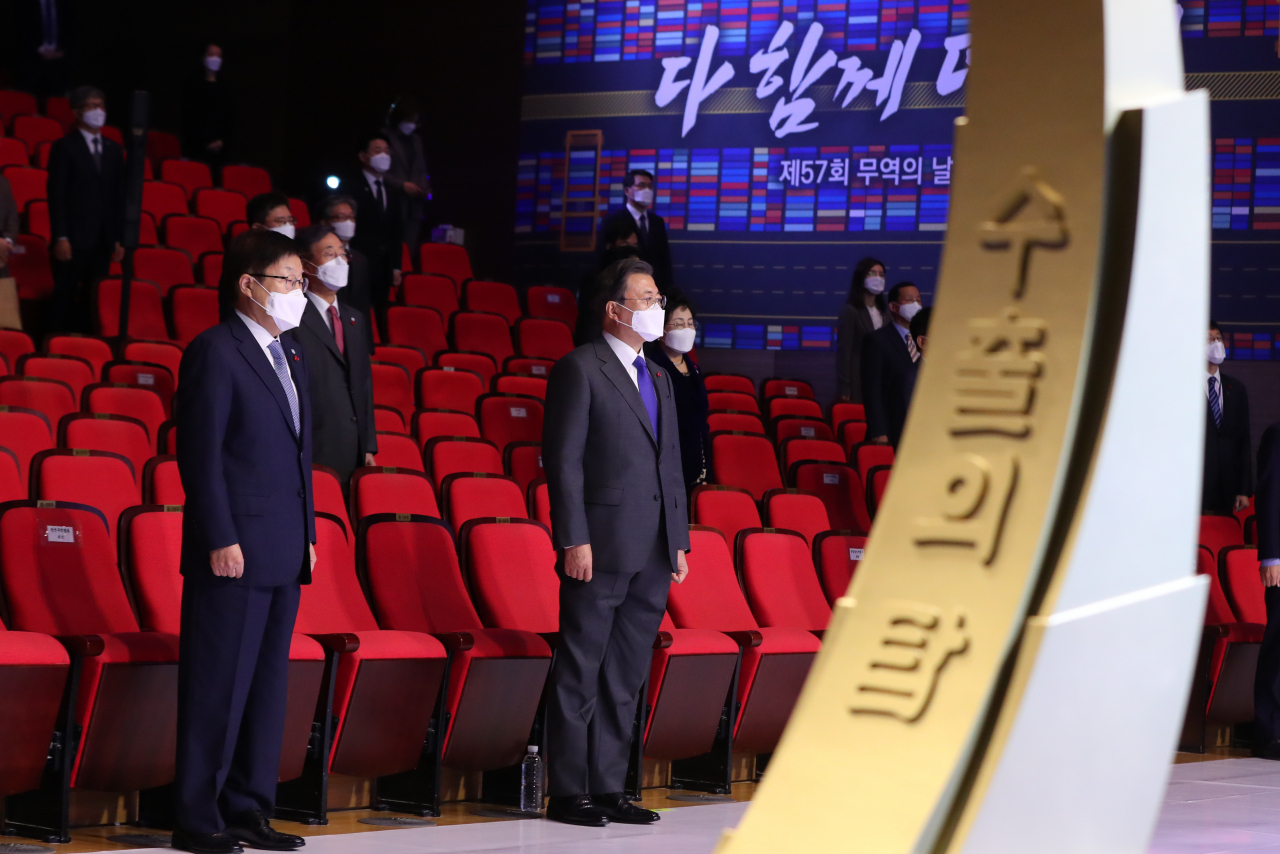 문재인 대통령이 8일 오전 서울 강남구 코엑스에서 열린 '제57회 무역의 날 기념식'에 참석해 애국가를 제창하고 있다.[연합]