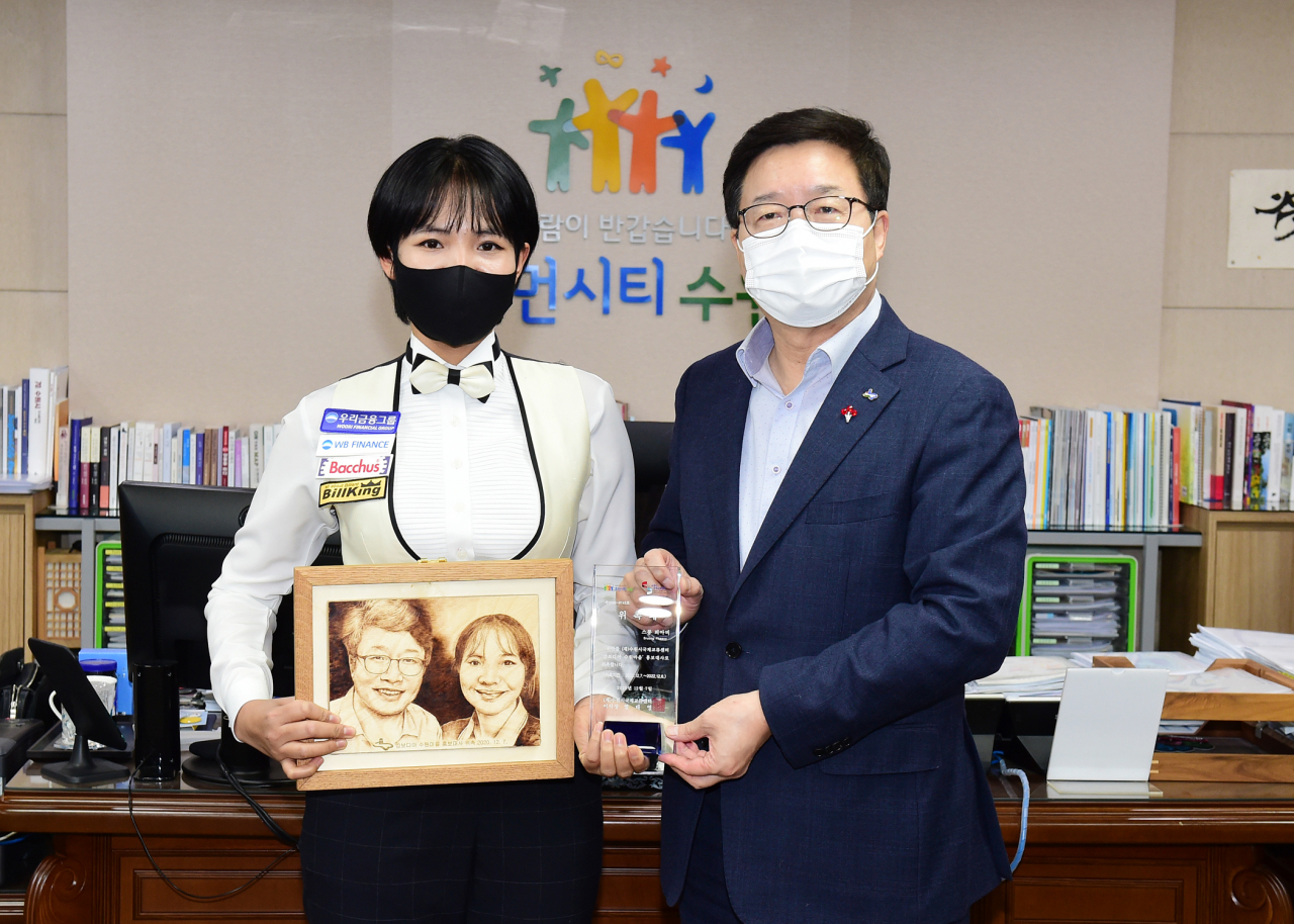 캅보디아의 김연아씨가 염태영 수원시장와 기념촬영을 하고있다.[수원시 제공]