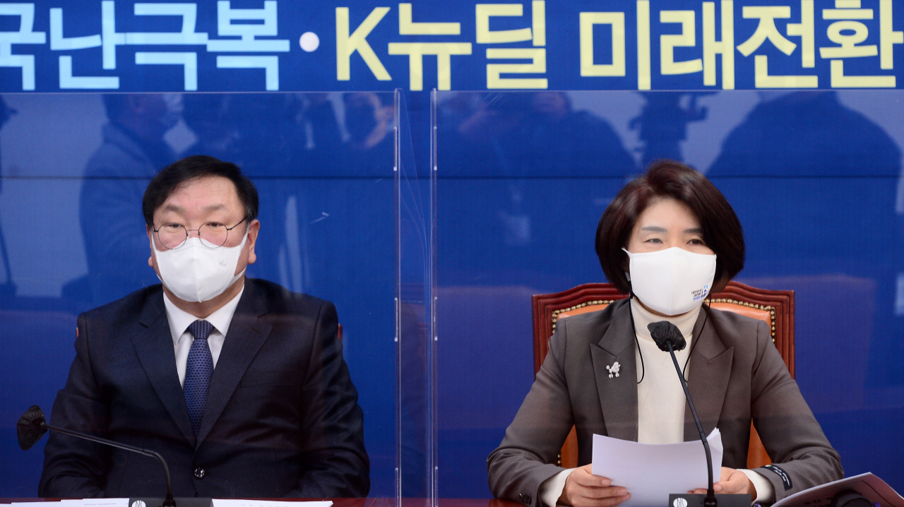 한정애 더불어민주당 정책위의장이 8일 오전 서울 여의도 국회에서 열린 원내대책회의에서 발언하고 있다. 이상섭 기자 babtong@heraldcorp.com