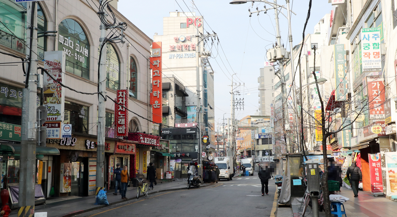 서울 종로구 음식점 파고다타운과 노래교실이 몰려 있는 거리. 연합뉴스