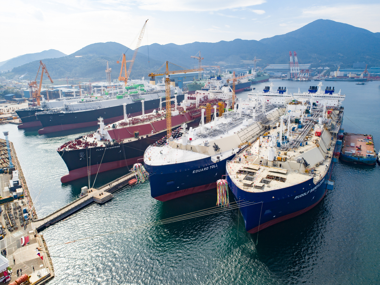 대우조선해양에서 건조중인 액화천연가스(LNG) 운반선. [대우조선해양 제공]
