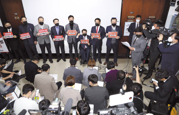 국민의힘 의원들이 8일 오전 서울 여의도 국회 법제사법위원회 안건조정위원회 회의실 앞에서 고위공직자범죄수사처(공수처)법 개정안 처리에 항의하며 손팻말을 들고 시위하고 있다. 법사위는 야당의 거부권을 무력화한 공수처법 개정안을 가결했다. 이상섭 기자