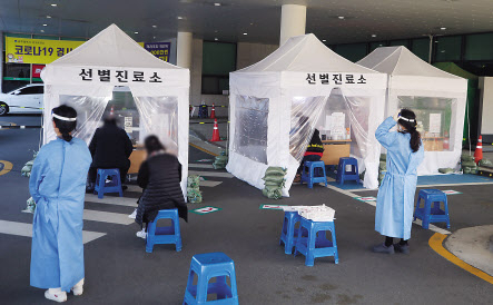 8일 오전 광주 서구 선별진료소에서 신종 코로나바이러스 감염증(코로나19) 진단검사가 이뤄지고 있다. 광주에선 전날 하루 동안 모두 11명의 확진자가 발생해 엿새만에 다시 두자릿수 확진자가 나왔다. [연합]