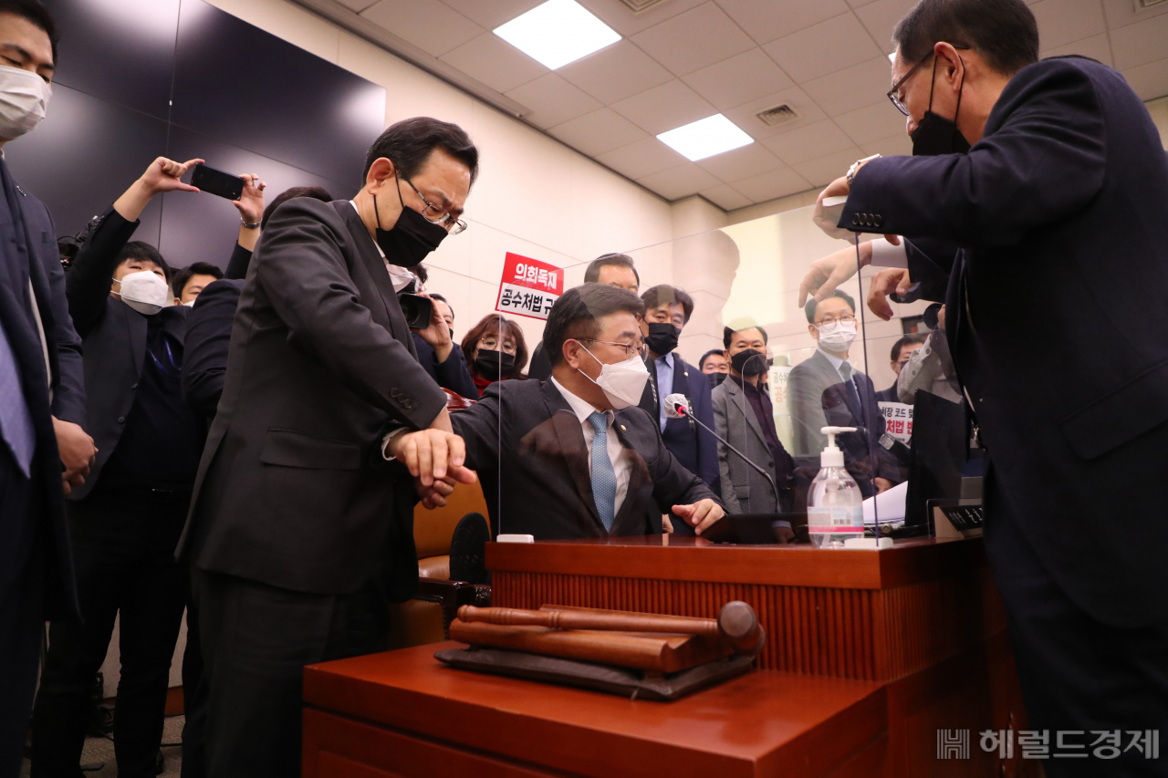 [헤럴드경제=이상섭 기자] 8일 오전 국회에서 열린 법제사법위원회 전체회의에서 윤호중 법사위원장이 공수처법개정안을 통과 시키려하자 국민의힘 주호영 원내대표등 의원들이 항의하고 있다. babtong@heraldcorp.com