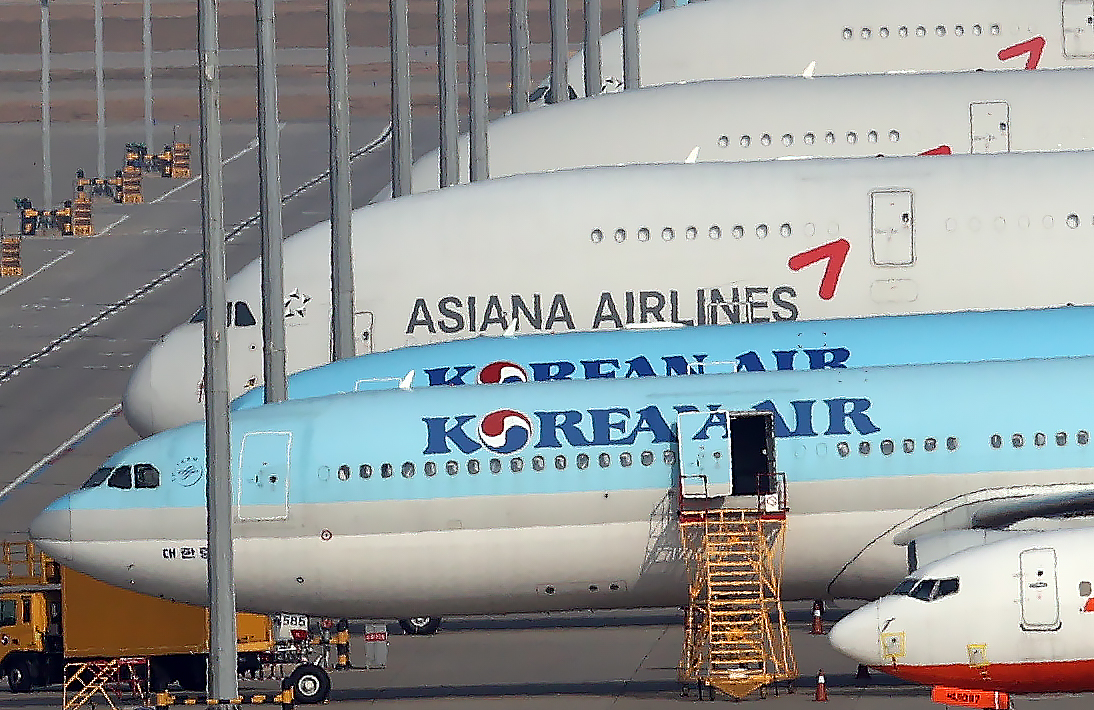 인천국제공항 계류장에 대한항공과 아시아나항공 항공기들이 서있다. [연합]