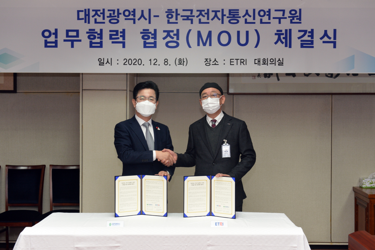 허태정(왼쪽) 대전광역시장과 김명준 ETRI 원장이 업무협력 협정 체결후 기념촬영을 하고 있다.[ETRI 제공]