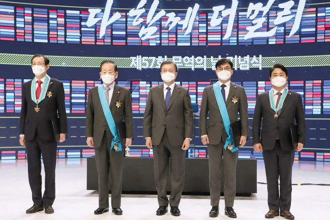 문재인 대통령이 8일 오전 서울 강남구 코엑스에서 열린 ‘제57회 무역의 날 기념식’에 참석해 산업훈장 수상자들과 기념촬영 하고 있다. 왼쪽부터 은탑산업훈장을 수상한 석인국 티씨씨스틸 전무이사, 금탑산업훈장을 수상한 이동건 테크로스 대표이사, 문 대통령, 금탑산업훈장을 수상한 김현석 삼성전자 대표이사, 동탑산업훈장을 수상한 김영구 심텍 부사장. [연합]