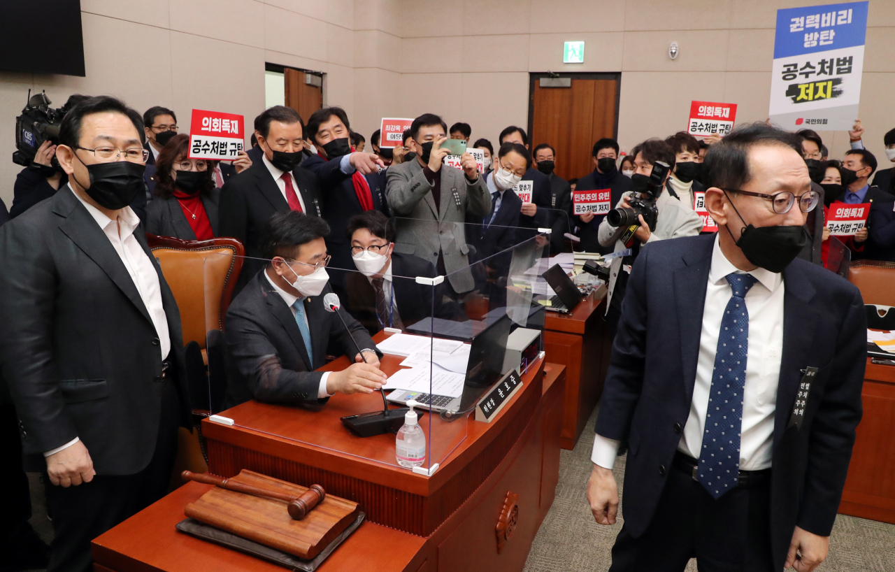 윤호중 국회 법제사법위원장이 8일 법제사법위원회 전체회의에서 고위공직자범죄수사처(공수처) 설치 및 운영에 관한 법률 일부개정법률안을 통과시키려 하자 국민의힘 주호영 원내대표와 의원들이 항의하고 있다. [이상섭 기자/babtong@heraldcorp.com]