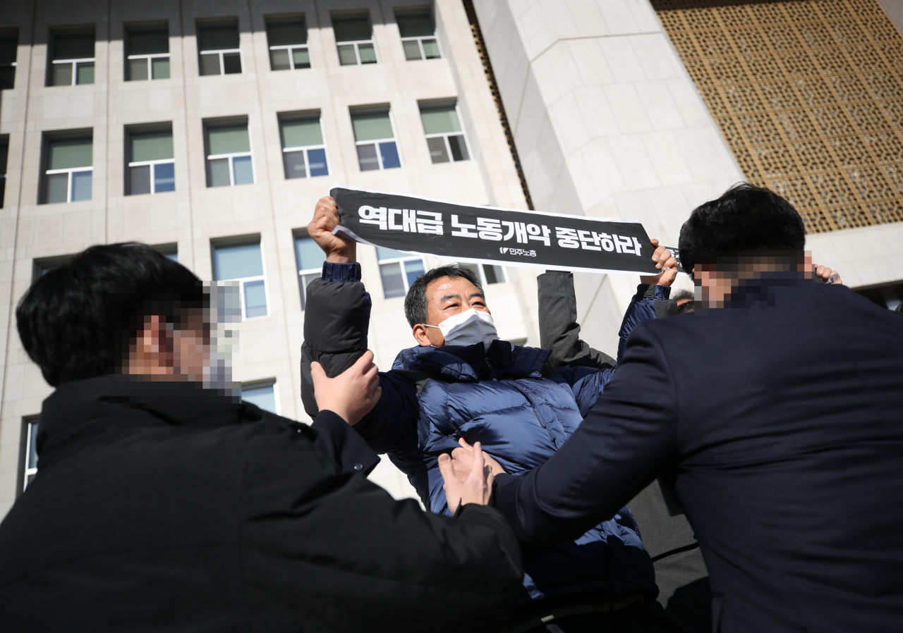 전국민주노동조합총연맹이 8일 서울 영등포구 국회 본관 앞에서 기습 기자회견을 진행했다.[연합]