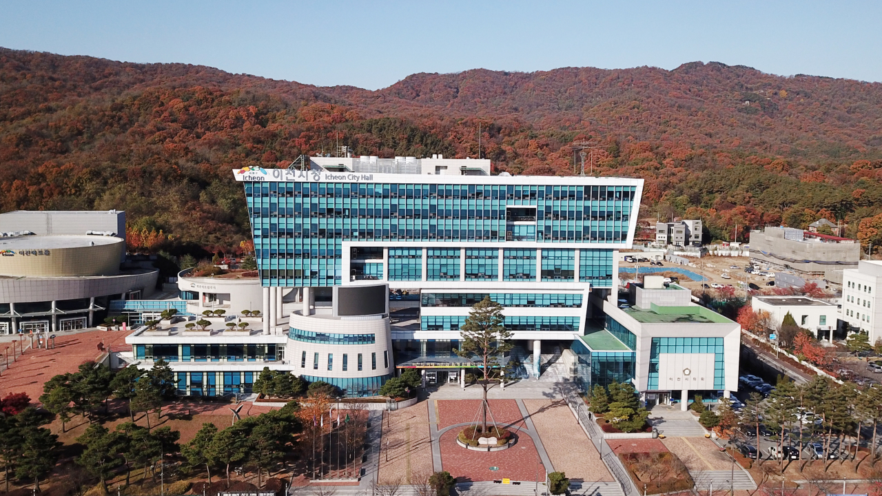 이천시청 전경.