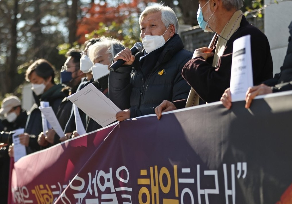 8일 오전 서울 서초구 대검찰청 앞에서 '검찰개혁을열망하는그리스도인' 회원들이 검찰 개혁과 윤석열 총장 해임을 촉구하며 기자회견을 하고 있다. [연합]