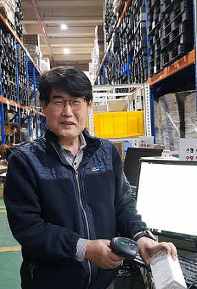 이상근 삼영물류 대표가 지난 1일 인천 서구 가좌동 본사 공동물류센터에서 자동 입출고 시스템에 대해 소개하고 있다. [조문술 기자]