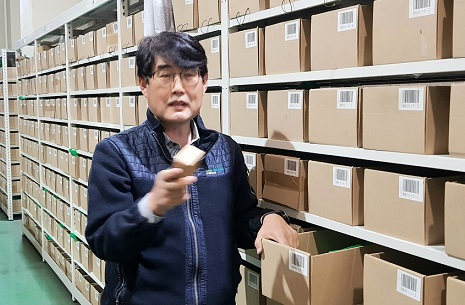 이상근 삼영물류 대표가 지난 1일 인천 서구 가좌동 본사 공동물류센터에서 입출고 시스템에 대해 소개하고 있다. [조문술 기자]