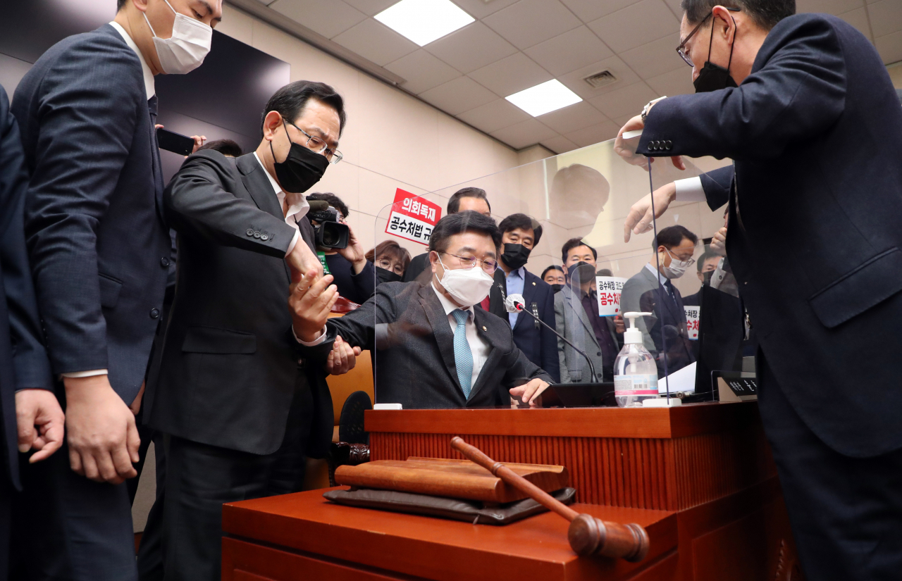 윤호중 국회 법제사법위원장이 8일 법제사법위원회 전체회의에서 고위공직자범죄수사처(공수처) 설치 및 운영에 관한 법률 일부개정법률안을 통과시키려 하자 국민의힘 주호영 원내대표와 의원들이 항의하고 있다. 이상섭 기자 babtong@heraldcorp.com