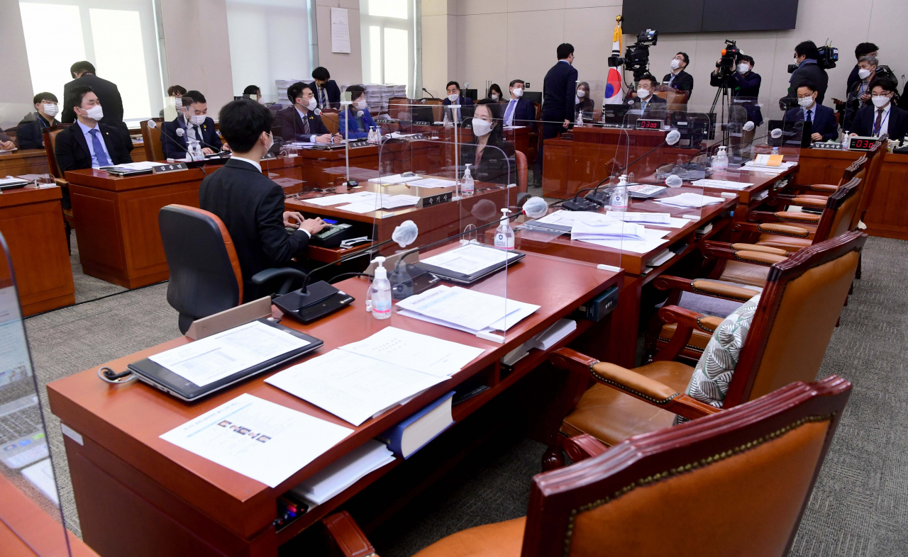 법제사법위원회 전체회의가 8일 서울 여의도 국회에서 공수처법 개정안 통과에 국민의힘 의원들이 항의 퇴장한 가운데 계속되고 있다. 이상섭 기자 babtong@heraldcorp.com