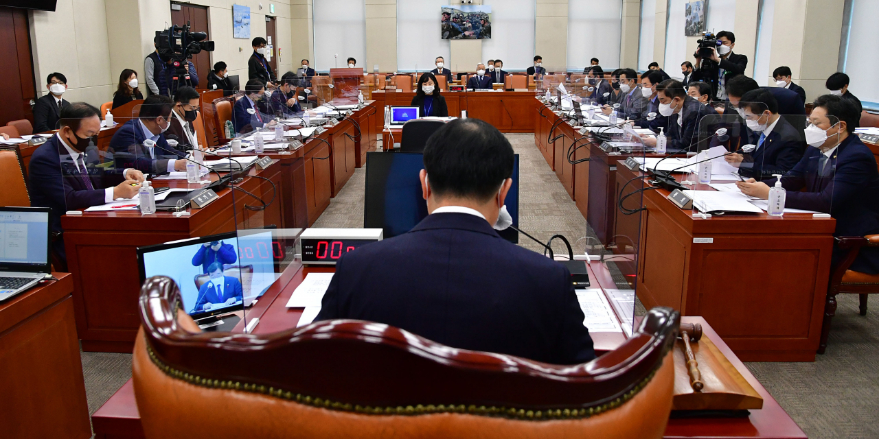 8일 오전 국회에서 '5.18민주화운동 진상규명을 위한 특별법 일부개정법률안'을 심의하기 위한 국회 국방위원회 전체회의가 열리고 있다. [연합]